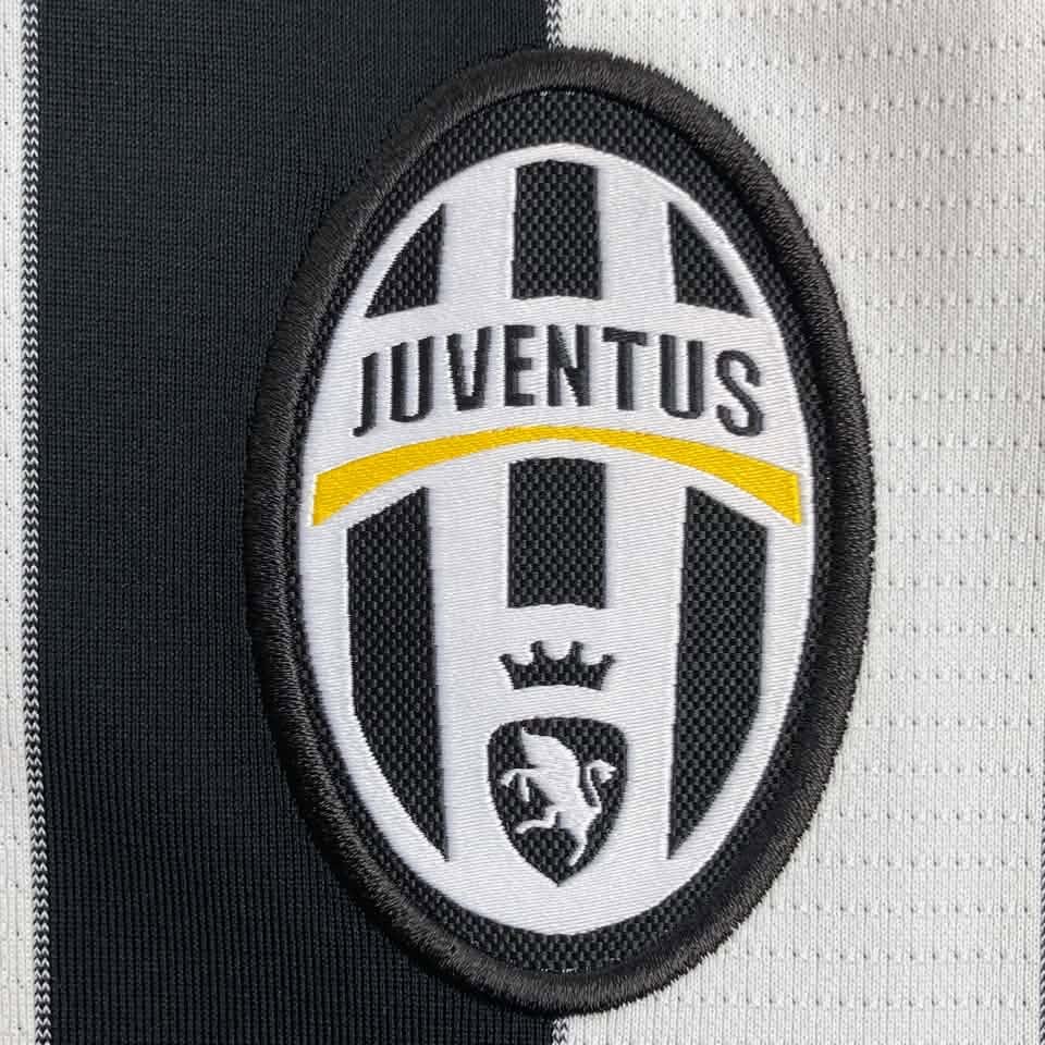 07OCT26 2013-14 Juventus Home Nike 533056-107 logo